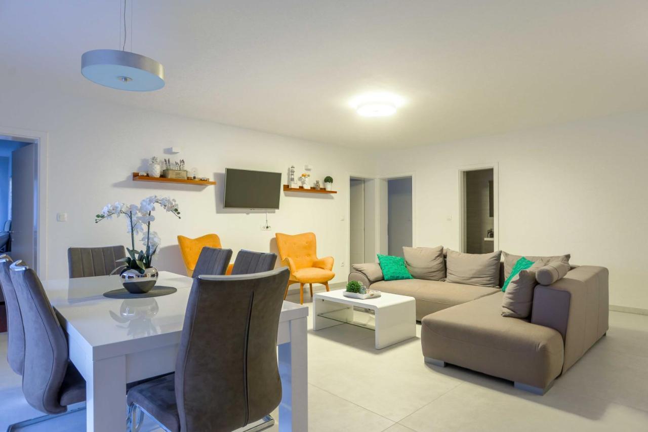 Villa Castelli, Apartment With Pool, Kaštela Exteriör bild